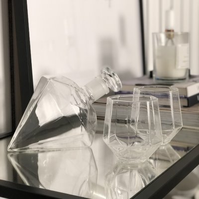 Viskikarahvi Diamant (Timantti), 4 lasia & puualusta, 0,75 litraa